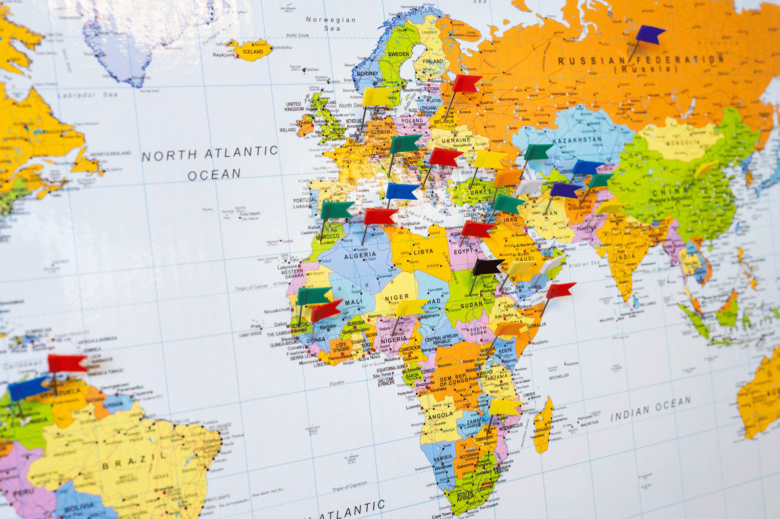 Wereldkaart met pinnetjes in landen waar leerlingen vandaan komen