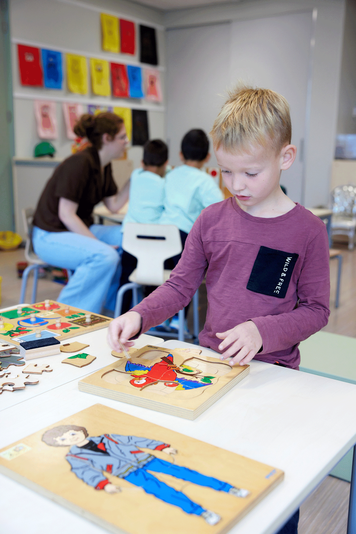 Een leerling maakt een puzzel