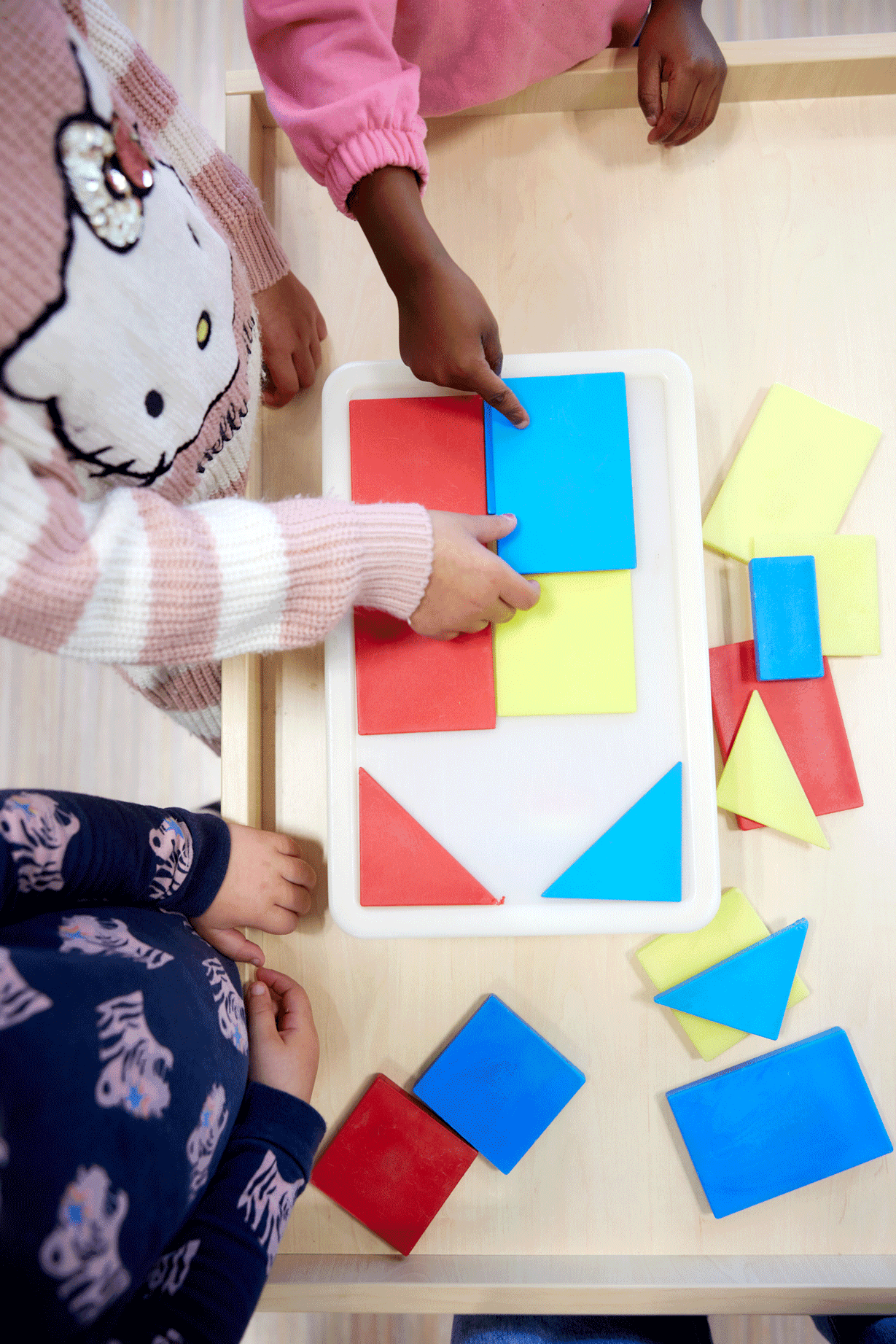 Leerlingen spelen met een tangram