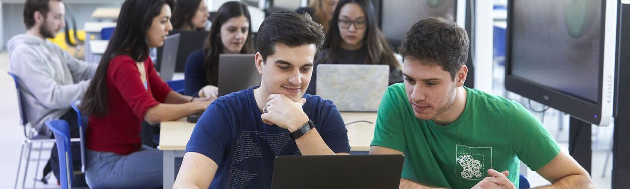 2 studenten werken samen op 1 laptop