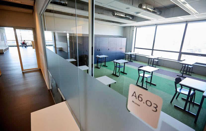 Leeg klaslokaal, tafels en stoelen op 1,5 meter afstand