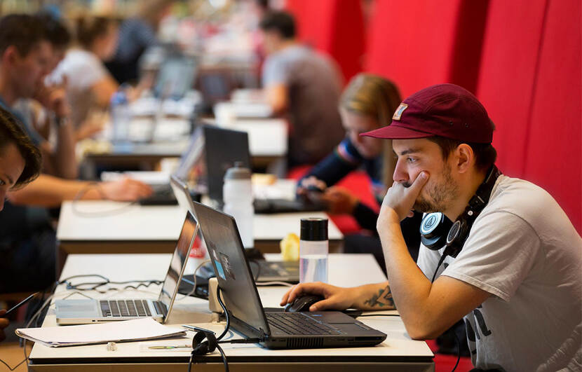 Studenten aan het studeren via laptop