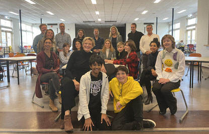 Alida Oppers op de foto met leerlingen en leerkrachten bij het Stedelijk College Eindhoven tijdens een werkbezoek