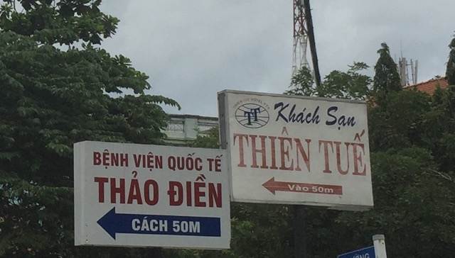 Verkeersbord in Vietnam: door de vele leestekens en accenten is het bijna ondoenlijk om correct uit te spreken.