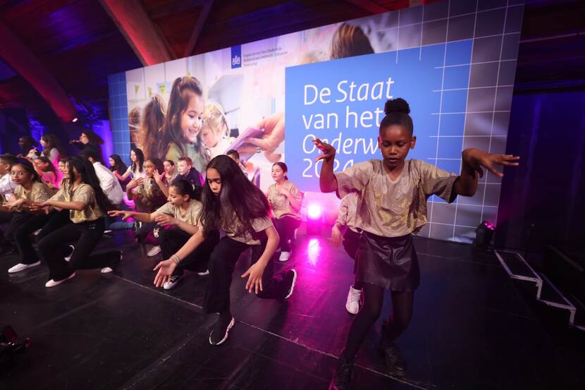 Foto van de opening van het congres: een dansoptreden van basisschoolleerlingen